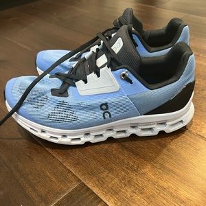On Cloudstratus Running Shoes